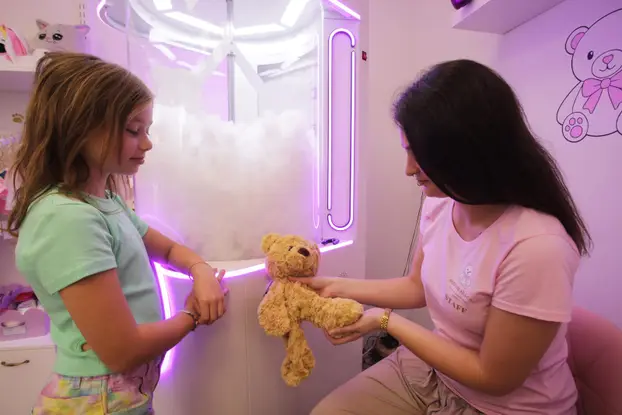 Punjenje plišanog medvjedića u trgovini Mis's Bear & Co